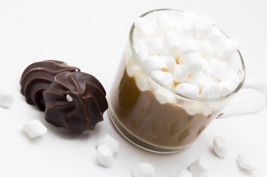 Beyaz arka plan üzerinde hatmi ile kahve