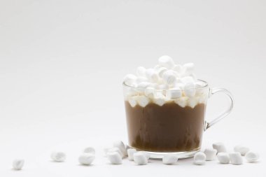 Beyaz arka plan üzerinde hatmi ile kahve