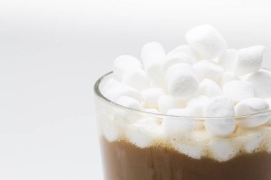 Beyaz arka plan üzerinde hatmi ile kahve