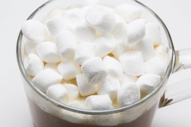 Beyaz arka plan üzerinde hatmi ile kahve