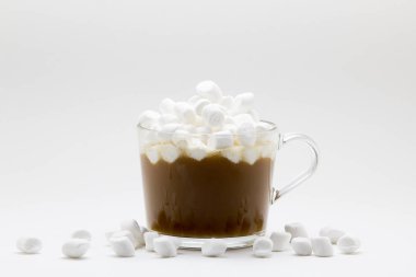 Beyaz arka plan üzerinde hatmi ile kahve