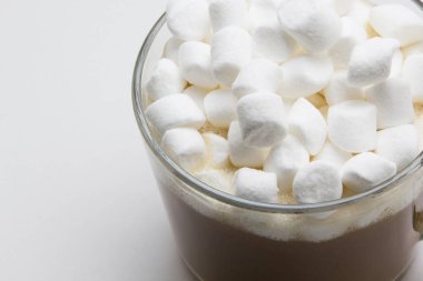 Beyaz arka plan üzerinde hatmi ile kahve