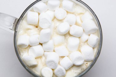 Beyaz arka plan üzerinde hatmi ile kahve