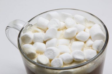 Beyaz arka plan üzerinde hatmi ile kahve