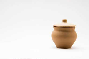 Beyaz arka plan üzerinde pişirme için toprak kap