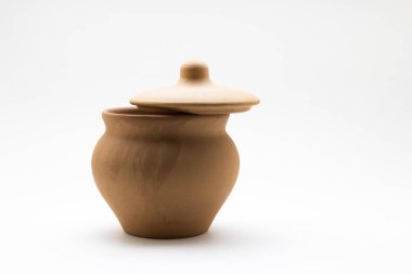 Beyaz arka plan üzerinde pişirme için toprak kap