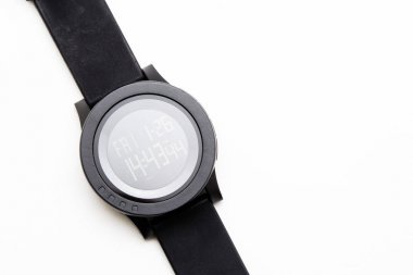 Beyaz arkaplanda bilek saati