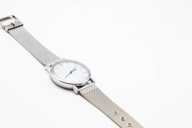 Beyaz arkaplanda bilek saati