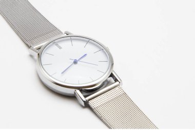 Beyaz arkaplanda bilek saati