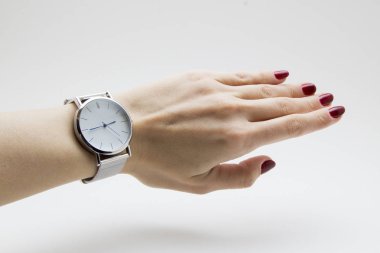 Beyaz arkaplanda bilek saati