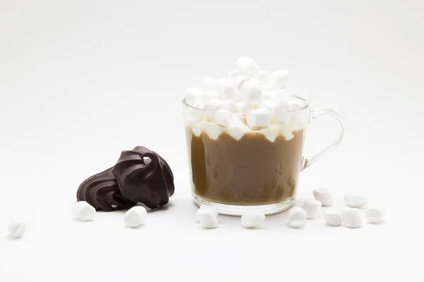 Café com marshmallow sobre fundo branco — Fotografia de Stock