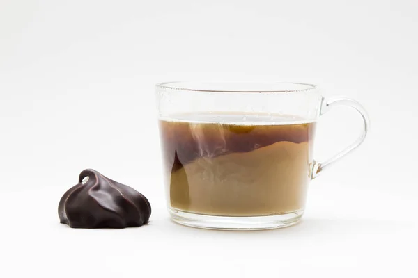 Kaffee mit Marshmallow auf weißem Hintergrund — Stockfoto
