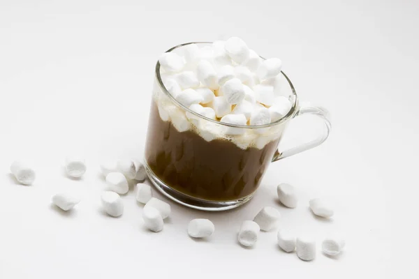 Café com marshmallow sobre fundo branco — Fotografia de Stock