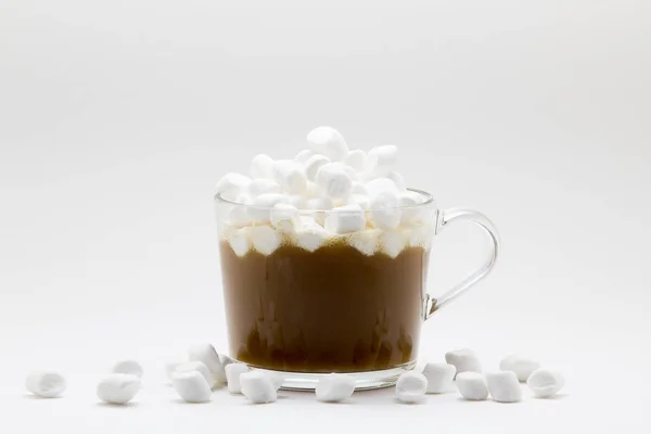 Café com marshmallow sobre fundo branco — Fotografia de Stock