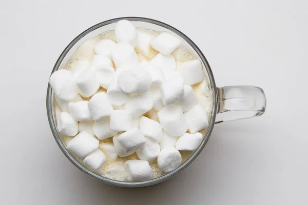 Café com marshmallow sobre fundo branco — Fotografia de Stock