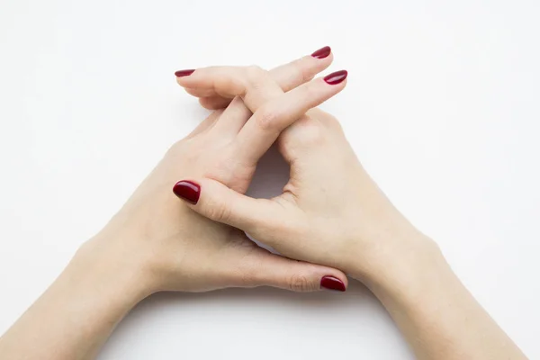 Manos con manicura roja sobre fondo blanco — Foto de Stock