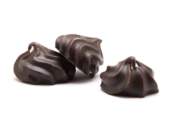 Malvaviscos en esmalte de chocolate sobre fondo blanco Fotos de stock libres de derechos