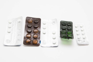 Beyaz arka planda su toplayan haplar