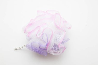 beyaz zemin üzerine pembe banyo süngeri