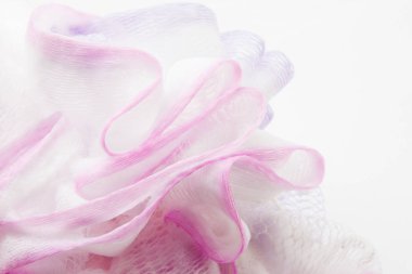 beyaz zemin üzerine pembe banyo süngeri