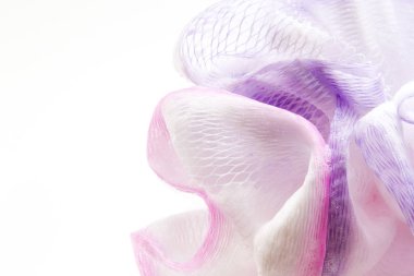 beyaz zemin üzerine pembe banyo süngeri