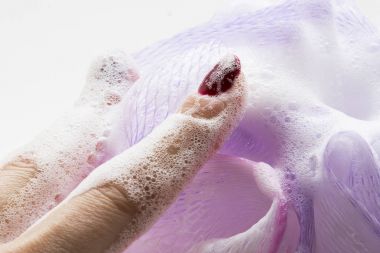 beyaz zemin üzerine pembe banyo süngeri