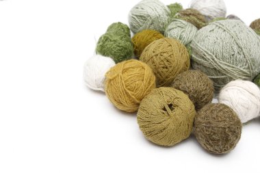 beyaz zemin üzerinde iplik topları