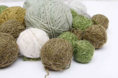 beyaz zemin üzerinde iplik topları