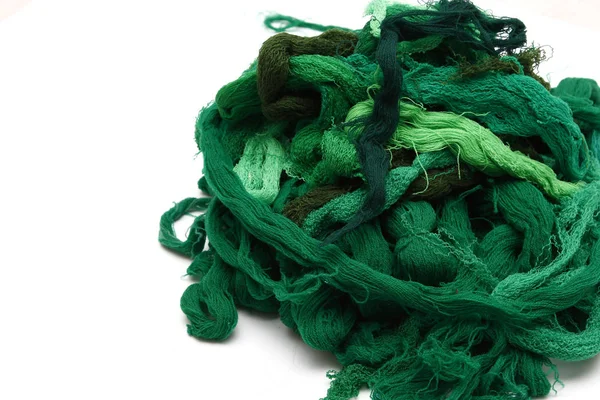 beyaz zemin üzerinde iplik topları