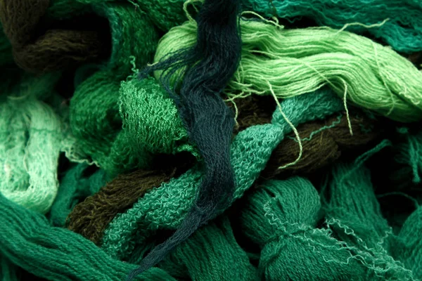 beyaz zemin üzerinde iplik topları