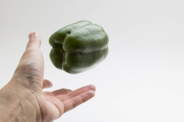 Beyaz arkaplanda yeşil dolma biber