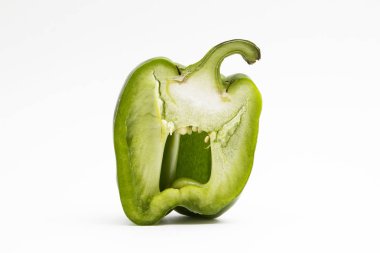 Beyaz arkaplanda yeşil dolma biber