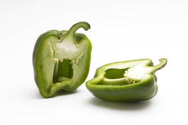 Beyaz arkaplanda yeşil dolma biber