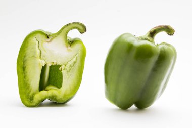 Beyaz arkaplanda yeşil dolma biber