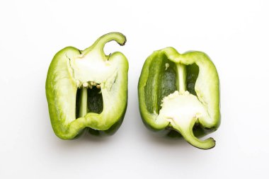Beyaz arkaplanda yeşil dolma biber