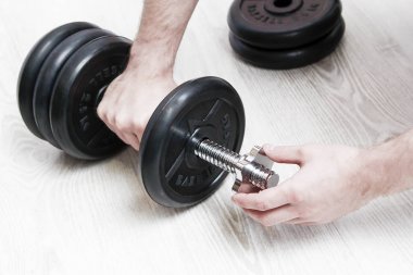 Beyaz arka plan üzerinde ağır siyah halter