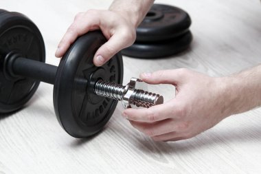 Beyaz arka plan üzerinde ağır siyah halter