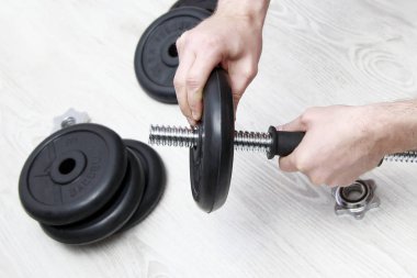 Beyaz arka plan üzerinde ağır siyah halter