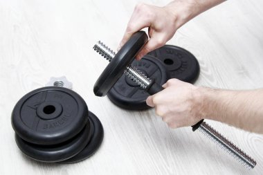 Beyaz arka plan üzerinde ağır siyah halter