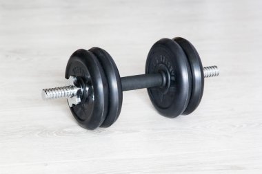 Beyaz arka plan üzerinde ağır siyah halter