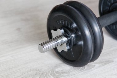 Beyaz arka plan üzerinde ağır siyah halter
