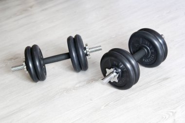 Beyaz arka plan üzerinde ağır siyah halter