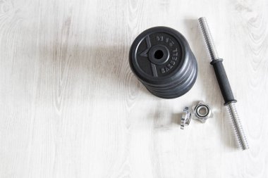 Beyaz arka plan üzerinde ağır siyah halter