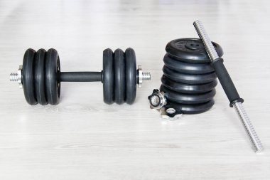 Beyaz arka plan üzerinde ağır siyah halter