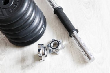 Beyaz arka plan üzerinde ağır siyah halter