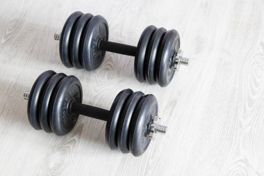 Beyaz arka plan üzerinde ağır siyah halter