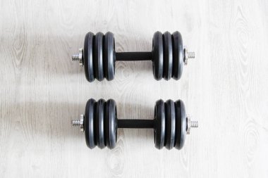 Beyaz arka plan üzerinde ağır siyah halter