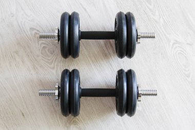 Beyaz arka plan üzerinde ağır siyah halter