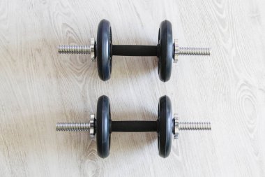 Beyaz arka plan üzerinde ağır siyah halter