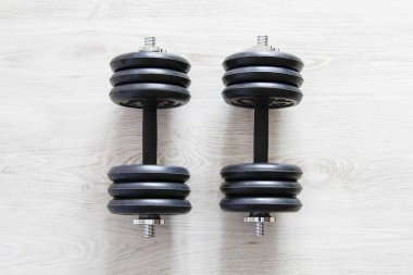 Beyaz arka plan üzerinde ağır siyah halter